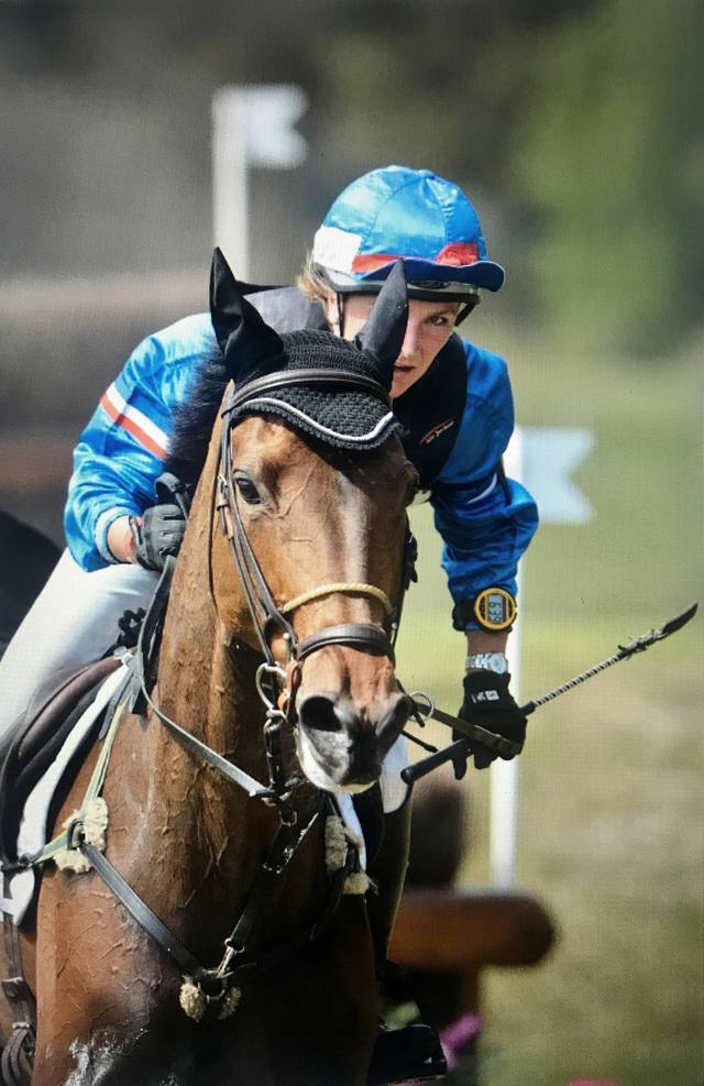 Archive : gros plan de Caroline Chadelat en cross, en tenue bleue