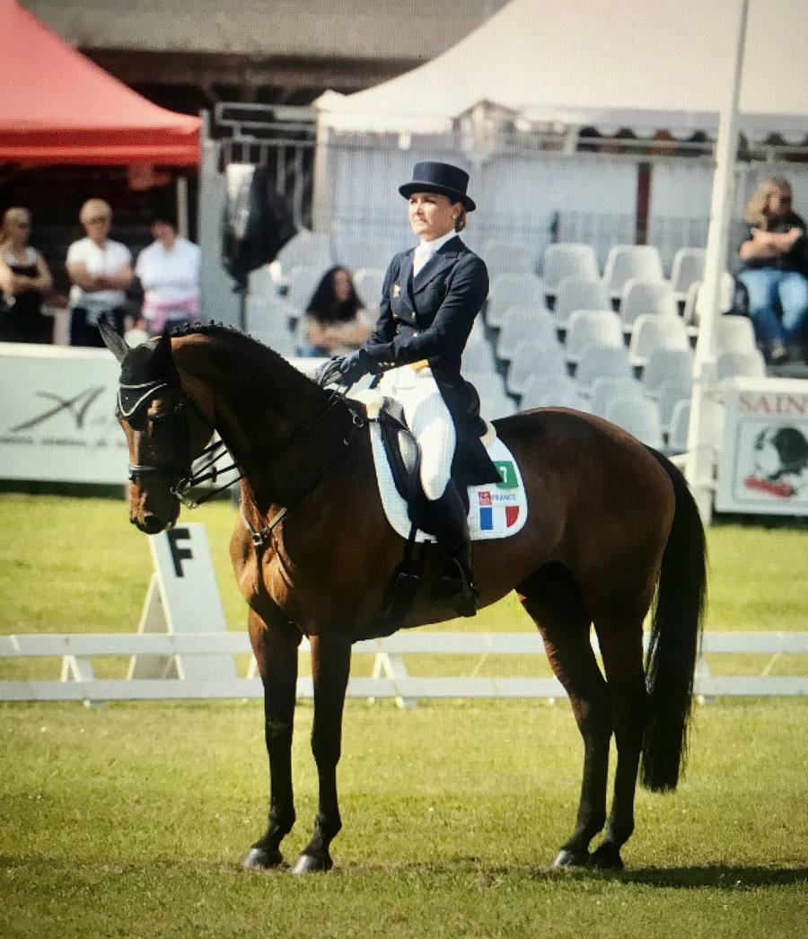 Archive : Caroline en dressage, au pas, avant sa reprise