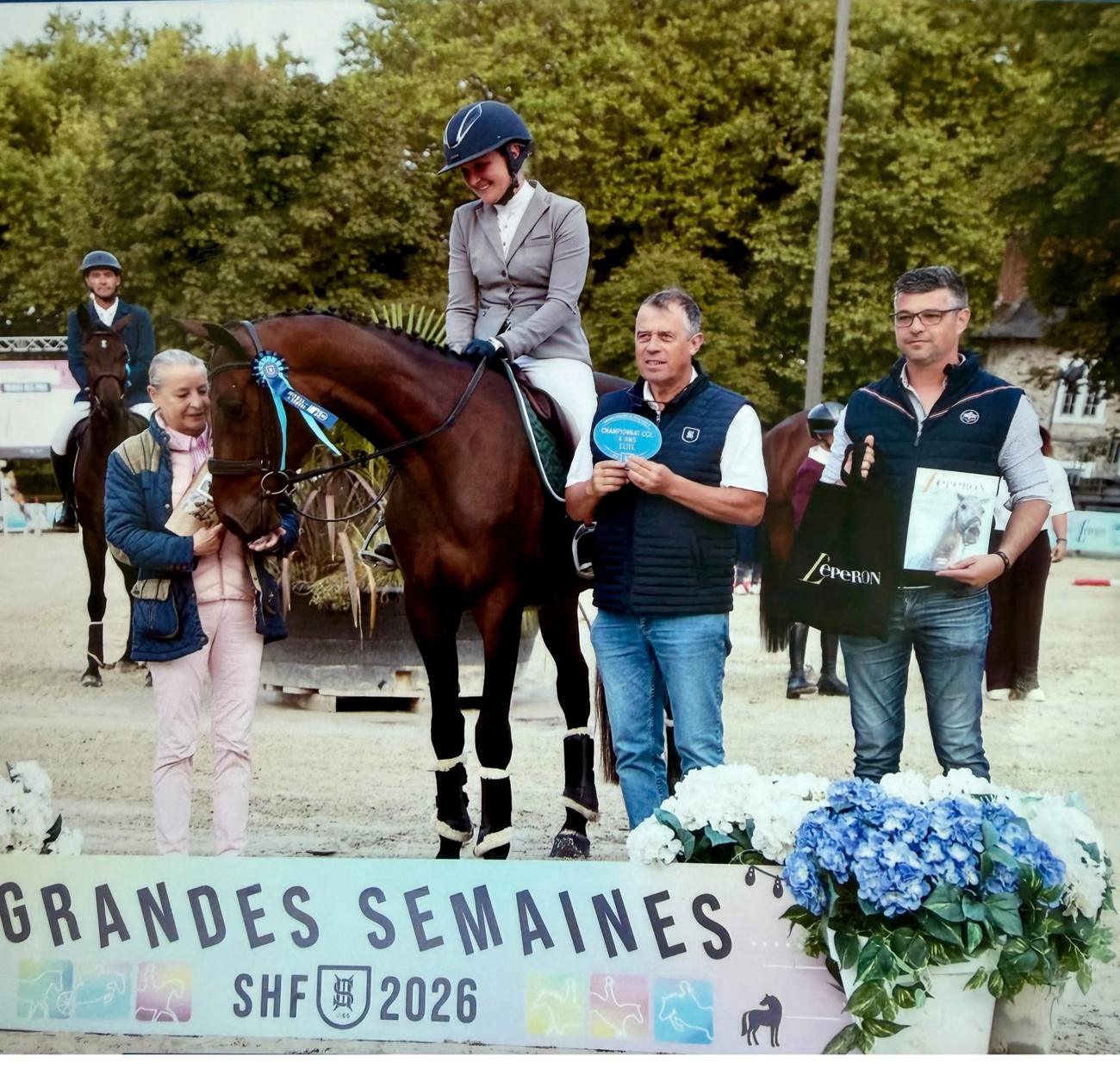 Podium du championnat CCE 4 ans Élite aux Grandes Semaines SHF 2026 : Caroline Chadelat et Mil’Reves de Veltimere avec la cocarde