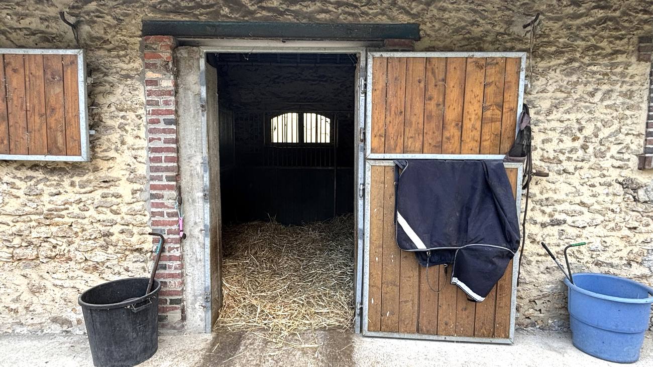Un box sur paille, porte ouverte