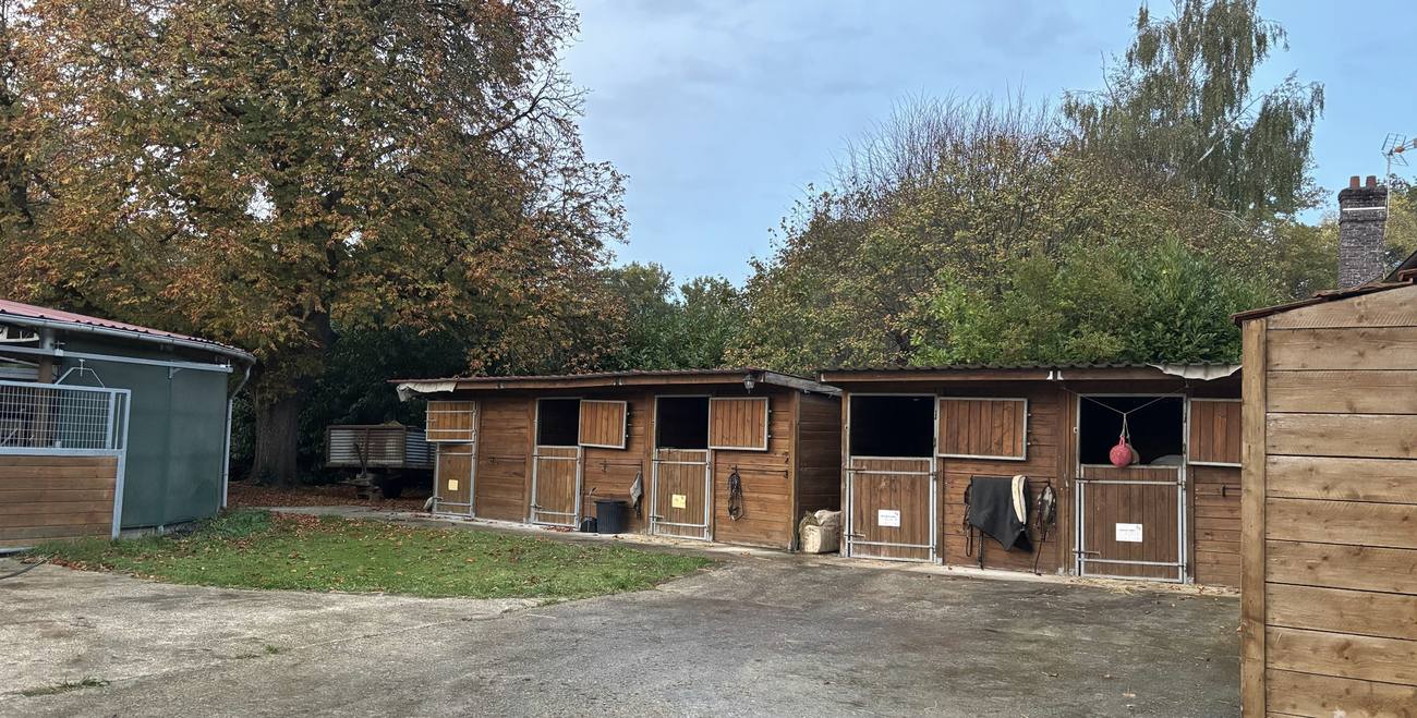 Boxes en bois organisés autour d’une cour
