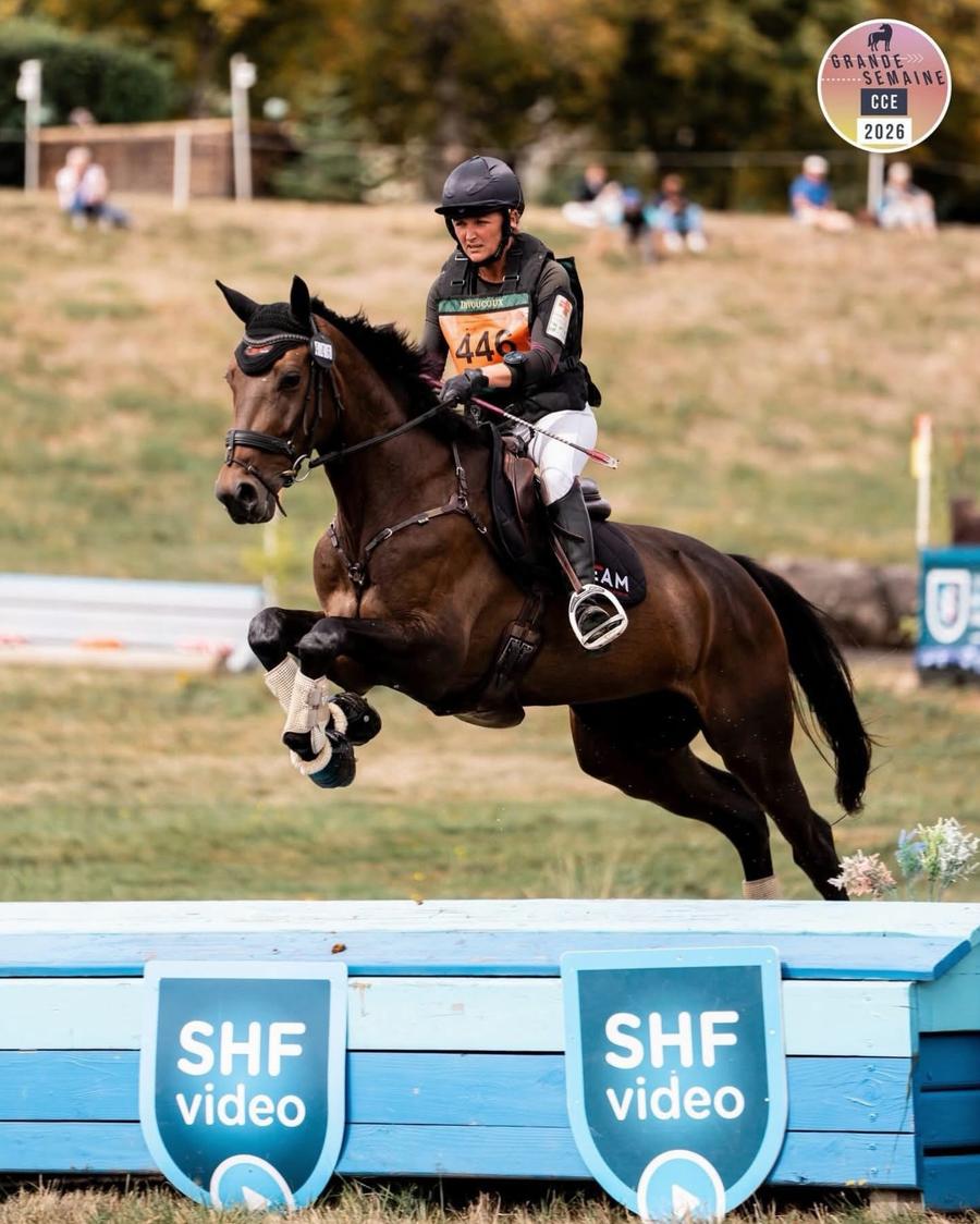 Caroline Chadelat en cross sur le championnat CCE, saut d’un obstacle bleu